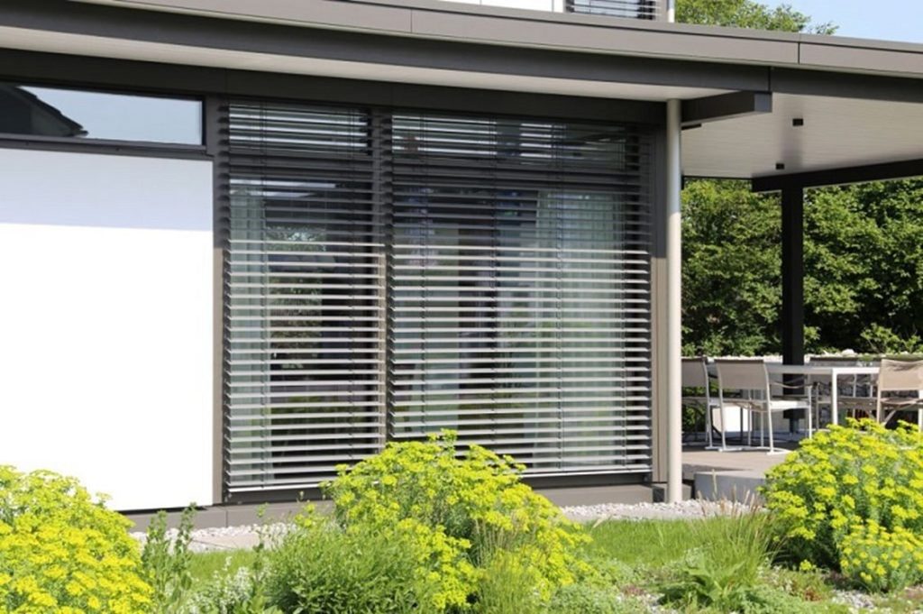 The main nuances of choosing outdoor blinds